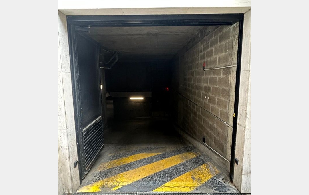 Annonces SARTROUVILLE : Garage / Parking | PARIS (75015) | 12 m2 | 120 &euro; 