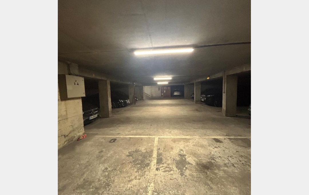 Annonces SARTROUVILLE : Garage / Parking | PARIS (75015) | 12 m2 | 120 &euro; 